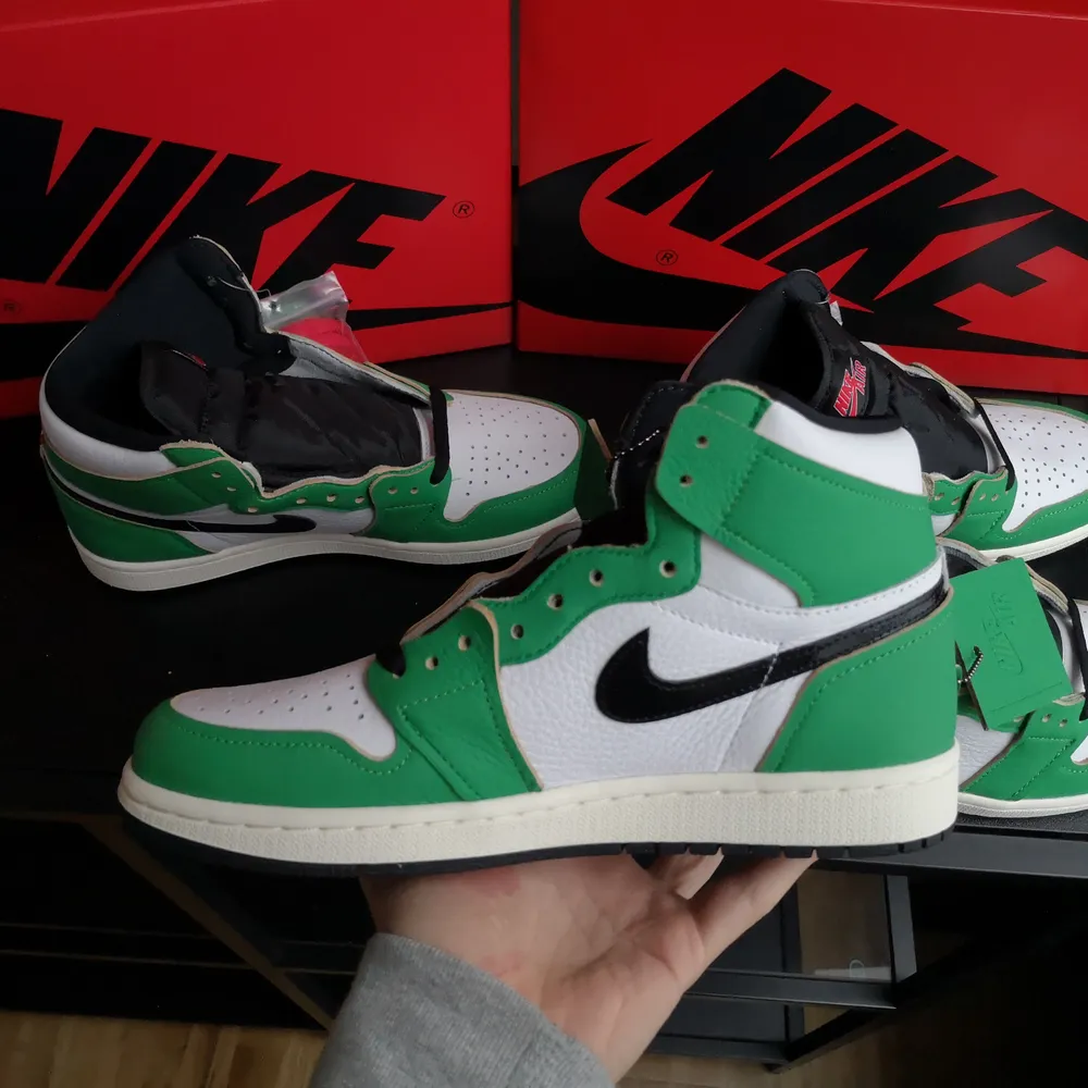 Säljer två par Jordan 1 High Lucky Green i storlek 38.5 och 40. Skorna är helt nya och oanvända. Pris är 2500kr/st. Kan mötas upp i Göteborg eller Trollhättan eller frakta skorna.. Skor.