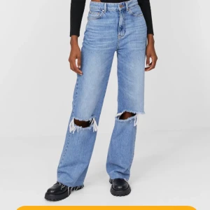 Helt oanvända byxor - Säljer dessa byxor, helt oanvända! Perfekta blåa byxor med snygga slitningar på knäna. Köparen står för frakten!   Beställde dem i en för liten storlek, men är tyvärr för sent att returnera:(