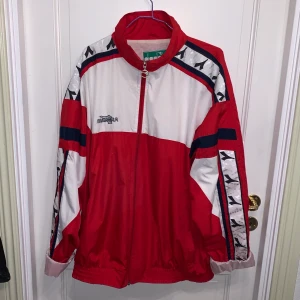 Vintage windbreaker  - Ascool windbreaker med märket Diadora. Vintage skick men inga hål/brister eller så. Storlek L, jag som har S har använt den som oversized och vikt upp ärmarna lite! Även fodrad och har en innerficka!Skriv gärna om ni har frågor:)