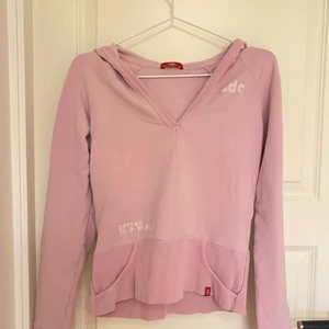 Hoodie stl S - Någon form av hoodieliknande tröja i ljusrosa. Sitter lite figursytt och är i skönt material 