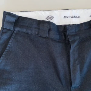 Unisex dickies raka byxor - Raka kostymbyxor från dickies som är lite mer midwaist än highwaist. Storlek är W32, midjemåttet är ca 85cm. Innerbenslängden är ca 70 cm. Inte speciellt använda och alltså i väldigt gott skick pga dickies goda kvalitet. Frakt tillkommer