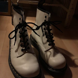 vita dr martens - suuperfina vita dr martens i stlk 40, nästan helt oanvända. har ett litet märke på ena skon, se bild 3! säljer för jag inte har någon användning av de längre :) kan mötas i stockholm/norrtälje eller så står köpare för frakt! <3