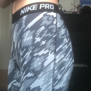 Nike Pro träningsbyxor  - Använda Max 3 gånger! FRAKT INGÅR INTE I PRISET!