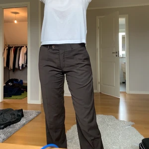 Kostymbyxa, Tiger of sweden - Kostymbyxor med ett svagt rutigt mönster, går ner ända till marken på mig som är 168cm lång. Kan mötas upp i Fruängen/Älvsjö, annars tillkommer frakt.