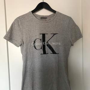 T-shirt från Calvin Klein Jeans i storlek small. Endast använd 1 ggn pga fel storlek!                               Kan skickas (köparen står för frakt) 