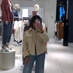 Jacka  - Beige teddy jacka från Gina tricot i Stl 34, säljer då den inte kommer till användning. Använda ca 4 gånger i mycket fint skick. Köpt för nypris 499kr, köparen står för frakten.