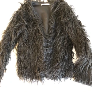 Pälsjacka - Säljer två pälsjackor passar XS/S. En rosa och en svart använda en gång. 80 kr/st