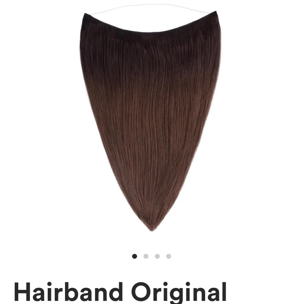 Hairband original i färgen O2.3/5.0 chocolate Brown ombre 45cm. Säljes pga fel färg. Nypris 2549kr säljes för 500kr.                                                    ”Det blir inte enklare att få fylligt och långt hår än med löshår! Hairband sätter du enkelt in och ur när du vill ha ett riktigt drömsvall. Det är löshår på träns med en tunn lina som håller ihop det – precis som en halo! Resultatet blir därför nästintill osynligt. Allt du behöver göra är att sätta upp en tredjedel av håret, lägga på ditt Hairband, släpp ut håret och styla som du vill. Glamoröst resultat på under fem minuter!”. Accessoarer.