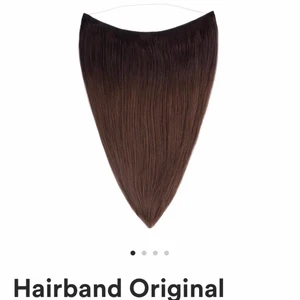 Hairband från rapunzel of Sweden  - Hairband original i färgen O2.3/5.0 chocolate Brown ombre 45cm. Säljes pga fel färg. Nypris 2549kr säljes för 500kr.                                                    ”Det blir inte enklare att få fylligt och långt hår än med löshår! Hairband sätter du enkelt in och ur när du vill ha ett riktigt drömsvall. Det är löshår på träns med en tunn lina som håller ihop det – precis som en halo! Resultatet blir därför nästintill osynligt. Allt du behöver göra är att sätta upp en tredjedel av håret, lägga på ditt Hairband, släpp ut håret och styla som du vill. Glamoröst resultat på under fem minuter!”