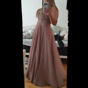 Klänning storlek 38 - Klänning från party world som har Tänkt ner så klänningen är unik, den kostade 5500kr och säljs för 3000kr 