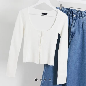 Vit kofta från asos - Jättefin kofta med pärlknappar från asos! Nypris 229kr, har endast provat den på. Jätteskönt och mjukt tyg 💕 kom priv för mer info