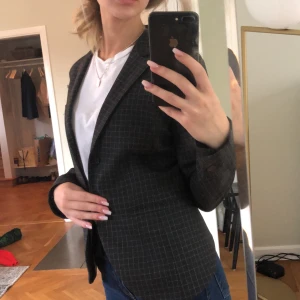 Hope kavaj - Original pris 2900 kr säljs för 500. Aldrig använd 