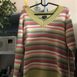 stickad tröja  - jättesöt stickad tröja som tyvärr aldrig kommit till användning :/ köparen står för frakten <33