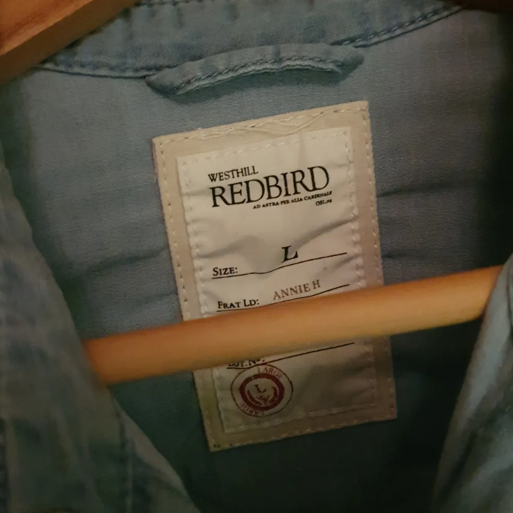 En jeansskjorta från bikbok i fint skick. Använd 1 gång. Strl L. Skjortor.