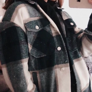 Populär rutig jacka från zara  - Otroligt populär jacka från zara, storlek M, skriv ett privat medelande för med bilder eller info🥰