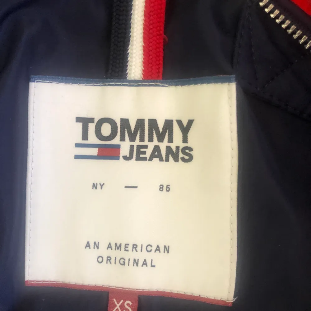 Trendig Tommy jeans jacka. Köpt för 2 månat sen äkte jacka . Säljer för 999 kro . Jackor.