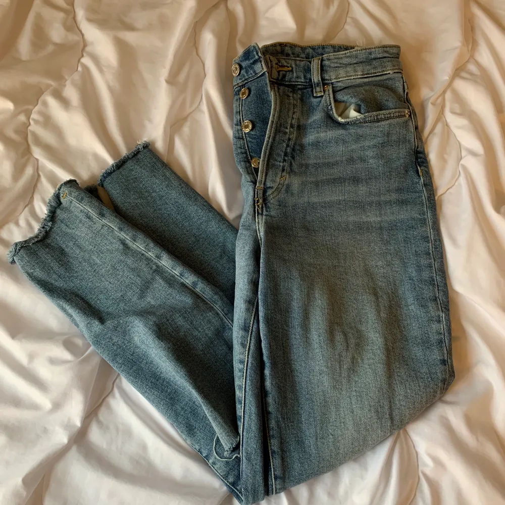 Mom jeans i strl 36 från Gina tricot. De är i mycket gott skick och är knappt använda! . Jeans & Byxor.