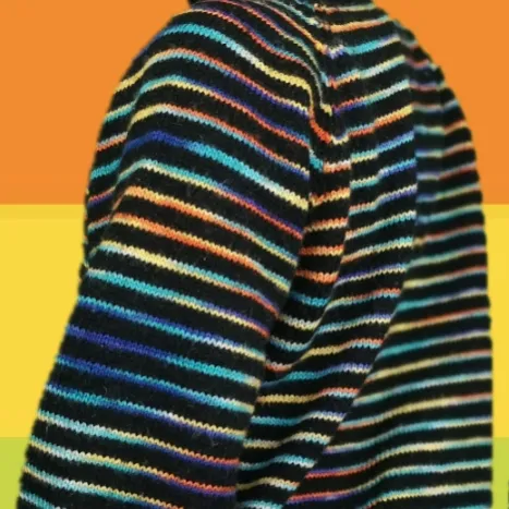 Så snygg och unik stickad tröja köpt secondhand, är randig med det färgglada garnet i Rainbowfärger. Står ingen storlek då den ej har någon lapp, kan vara hemmagjord, skulle säga att den är som en small men att modellen är tänkt att va lös/stor liksom. I använt skick men har inga hål och är fin😊 frakt för denna ligger på 63 kr, samfraktar gärna 👍. Stickat.