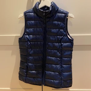 Väst - Jätte fin marinblå väst!! Köpt från Zalando. Super skick. hör av er för frågar/intresse:) 100kr+ frakt❣️