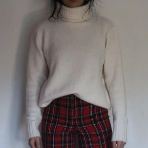 Vit tjock turtleneck sweater - Vit tjock turtleneck sweater. Stickad tröja. +frakt