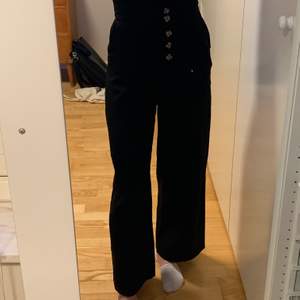 Ett par svarta kostymbyxor från monki med knappar framtill. Sjukt snygga! Passar bra på mig som är 168 ☺️☺️ bra skick! Kan mötas upp i Lund/Malmö annars betalar köparen frakt 😌