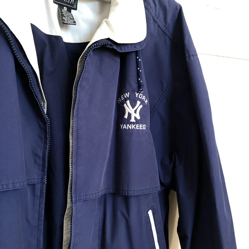 Säljer denna skit snygga vintage New York Yankees jackan (marinblå), i strl M. Sitter oversized på mig som vanligtvis har XS/S! 200kr inklusive frakt! (Saknas knapp på ena fickan + ärm) inget som man tänker på! SOLD. Jackor.