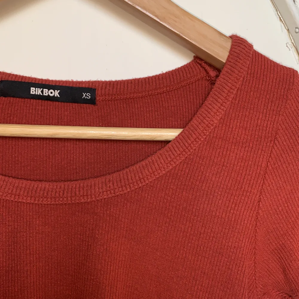 Rostfärgad T-shirt från Bikbok i XS 🧡 Lätt ribbad med en cropped fit. Sparsamt använd 😇. T-shirts.