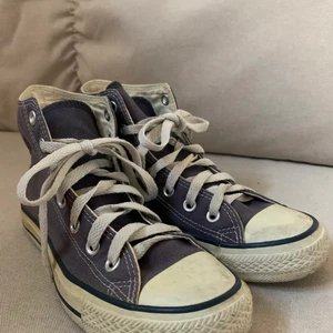 Marinblå/lila Converse  - Ett par lila/marinblå Converse. Ändå ganska bra skick för att vara använda. Storlek 37 och frakt ingår i priset men kan även diskuteras. 