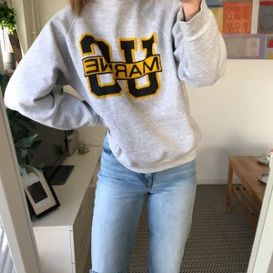 Vintage sweatshirt  - Sweatshirt köpt på second hand. I väldigt fint skick, sitter lite oversize på mig som är storlek S❤️ Frakt tillkommer på 50kr, så totalt pris 350kr