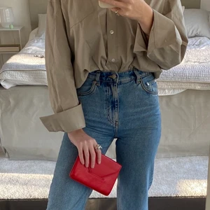 Filippa K ”Tyra purse red” röd väska/clutch - Klassisk clutch från Filippa K i modellen ”Tyra”. Väskan är gjord av läder och går att bära som både clutch och crossbody. Aldrig använd. Köparen står för frakt (spårbart)! Jag skickar självklart med rekommenderat om det önskas ✨