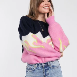 & Other Stories stickad tröja - & Other Stories stickad tröja i mörkblått/rosa. Ärmarna något puffiga och materialet är relativt tjockt i en ullblandning 🥳 Frakt ingår!