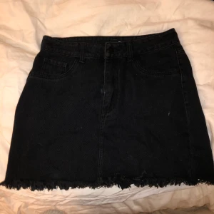 Svart jeanskjol - Svart jeanskjol från Boohoo storlek S/M, passar mig som har S