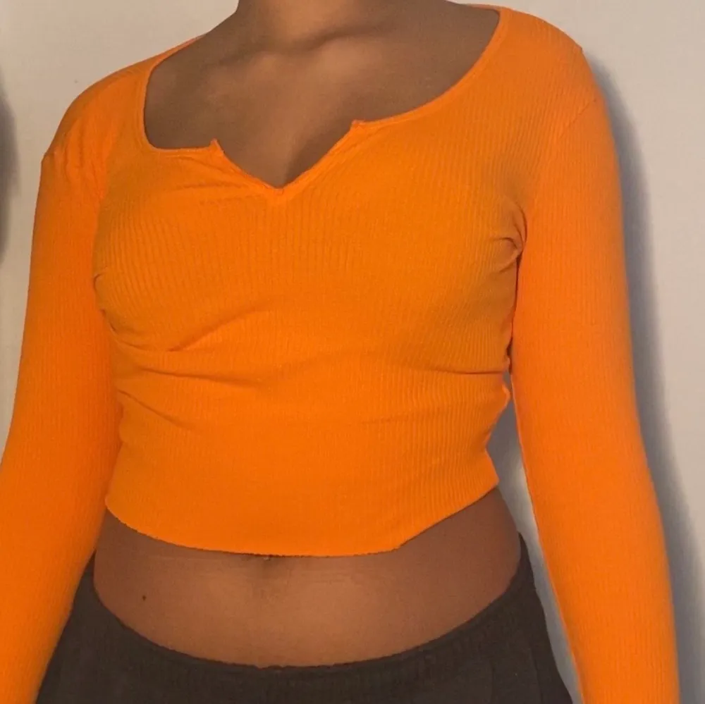 Säljer min fina orange tröja från Gina Tricot i strl S. Vid snabb affär kan jag gå ner i pris!💕. Tröjor & Koftor.