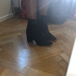 Boots från boohoo - Superfina boots från boohoo som inte kommit till någon användning. I superbra skick då de aldrig är använda. Köpta för 319kr. Köparen står för frakt, men jag kan även mötas upp 💋 Kan tänka mig att sänka priset vid snabbaffär!