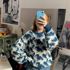 Blå vitt tjocktröja  - Eventuell frakt tillkommer, vid flera intresserade blir det budgivning i kommentarerna😊 hör av er vid eventuella frågor❤️❤️