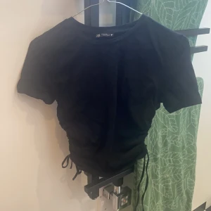 T shirt  - T shirt med knytningar från zara