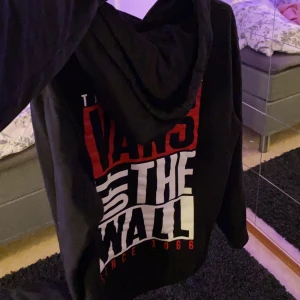 vans hoodie  - säljer då jag vill ha en i en större storlek! 