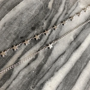 Stjärnhalsband✨⚡️ - Släpper nu dessa super coola stjärnhalsband i rostfritt stål, vill du köpa är det lättast att gå via min Instagram @lovinas_verkstad men det går också bra här🥰Stjärnkedjan kostar 79 och kedjan med en stjärna 59❤️ Frakten är inkluderad