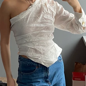 Vit blus! - En super fin enarmad blus från zara. Storlek 36, köptes för något år sedan men endast använd en gång. Så i super bra skick!