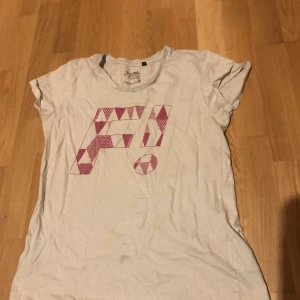 Fi Tröja  - Tyvärr en fläck - vet inte om den går bort, annars okey skick. Passar S/M - katt i hemmet. Frakt tillkommer. 