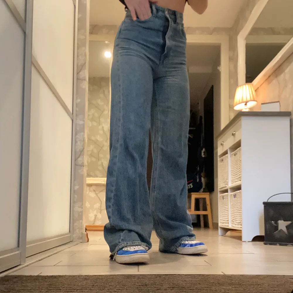 As snygga wide leg jeans från H&M i färgen mörk blå som år skit snyggt till hösten, lite för långa för mig men de är bara snyggt enligt mig (jag är c 1,63 cm) kund står för frakt. Jeans & Byxor.