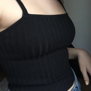 Svart ribbat linne - Har legat i min garderob utan att jag har använt det så säljer den nu. Jättefint ribbat linne, svart och från hm