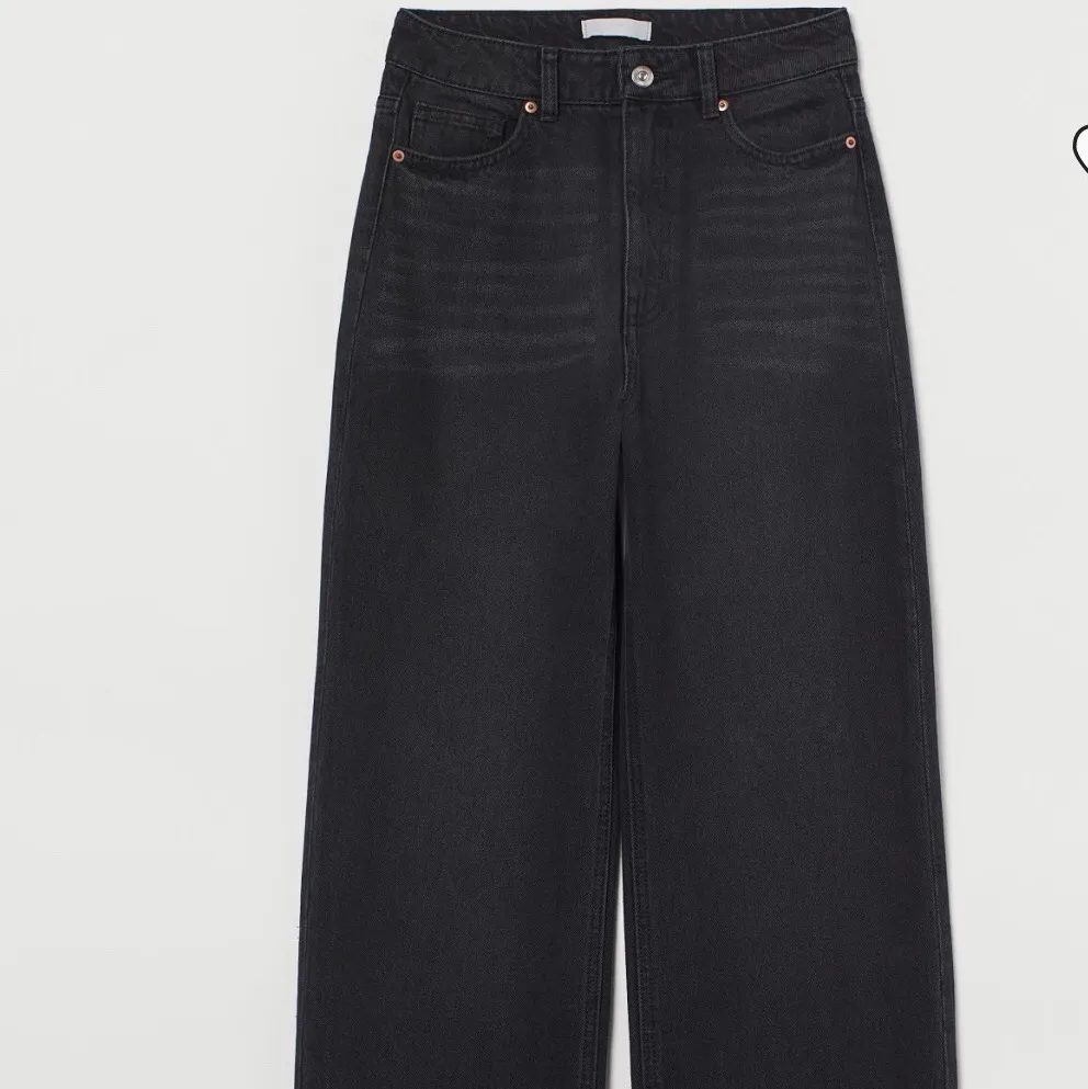 Svarta Wide leg jeans från h&m lite för stora på mig med har använt ca 2 gånger. . Jeans & Byxor.