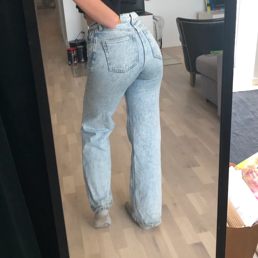 Super snygga monki jeans säljer pga dom är för stora på mig men jag är liten xs. Jag har ändå använt dom ett par gånger. . Jeans & Byxor.