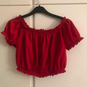 ny kort söt topp  - croppad röd jättesöt topp i stl S, aldrig kommit till användning så iprincip ny och oanvänd. Går ha som off shoulder eller ärmarna uppe.