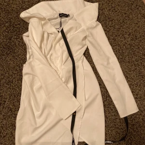 Blazer dress  - Vit blazer dress i siden liknande material. Obs - väldigt kort. 