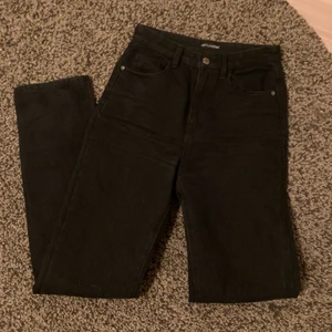 Raka jeans  - Raka svarta jeans. Jag är 170 cm lång och de sitter perfekt i längd på mig. Använda endast 1 gång. 