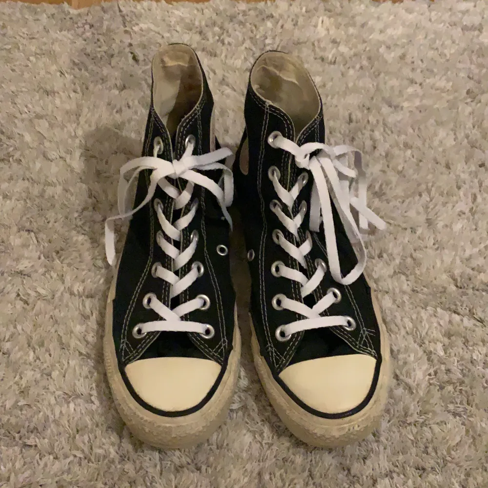 Snygga Converse. Är använda men är ändå i snyggt retro-skick! Nya skosnören och nytvättade. 150kr exklusive frakt❤️. Skor.