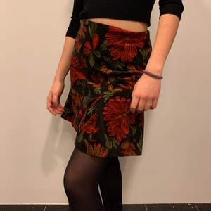 Asfin kjol köpt på second hand i sommras :) möts upp i sthlm eller leverans då du står för frakten