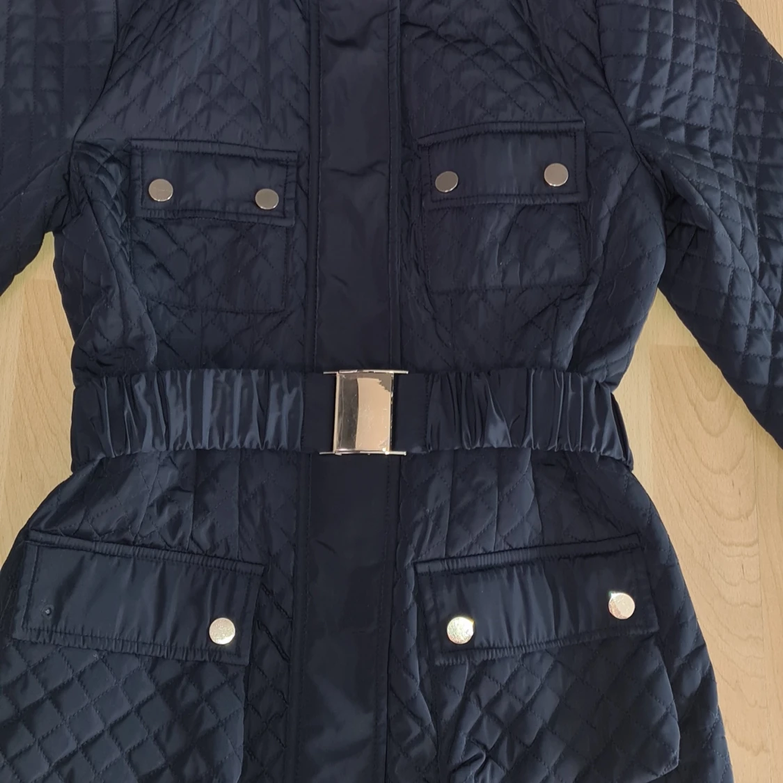 Svart jacka med gulddetaljer  - 90